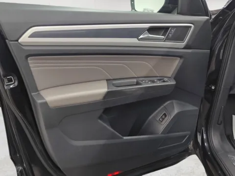 More photos of 2022 Volkswagen Atlas 3.6L V6 SEL R-Line at Wilmington Auto Center Chrysler Dodge Jeep RAM, OH