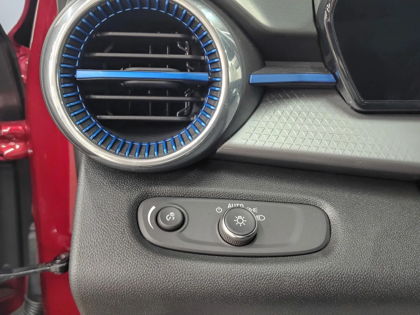 2025 Chevrolet Trax LT - Photo 8