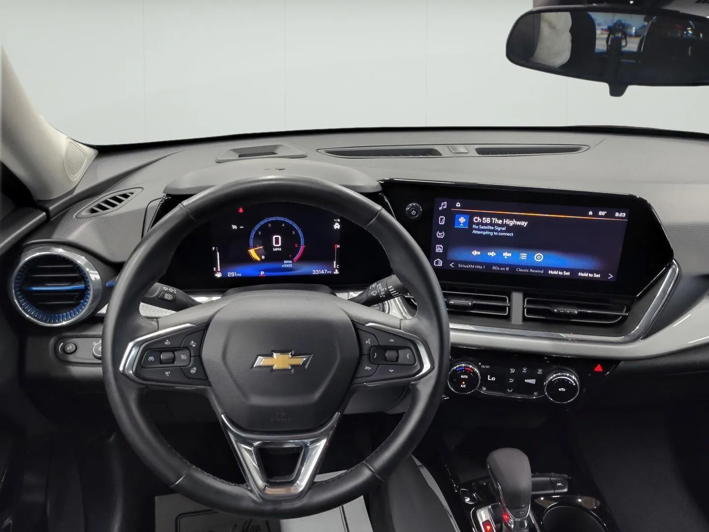 2025 Chevrolet Trax LT - Photo 9