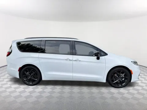More photos of 2024 Chrysler Pacifica Limited at Southtowne Chevrolet Buick GMC, GA