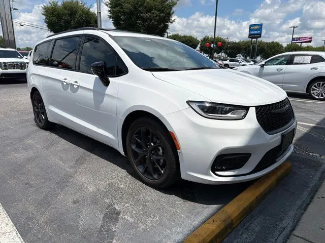 White 2024 Chrysler Pacifica Limited for sale in Newnan, GA