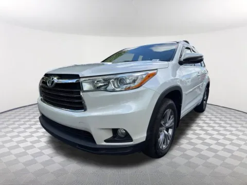 White 2015 Toyota Highlander XLE V6 for sale in Newnan, GA
