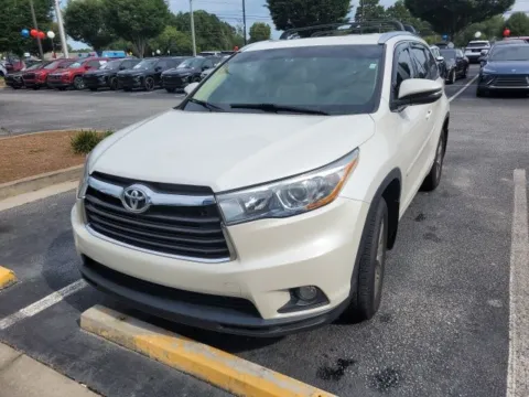 White 2015 Toyota Highlander XLE V6 for sale in Newnan, GA