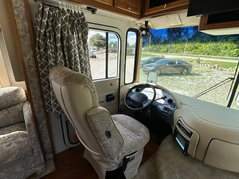 2001 Ford F-550 - Photo 9