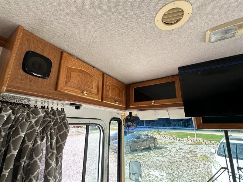 2001 Ford F-550 - Photo 11