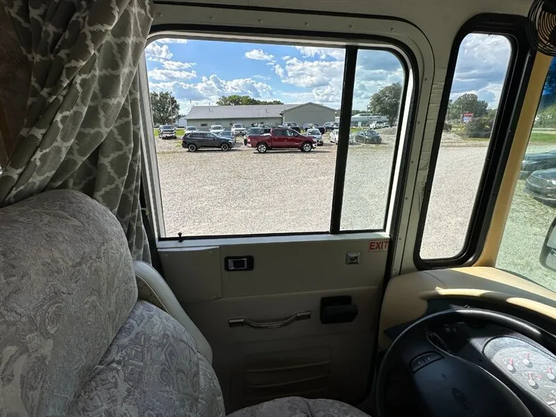 2001 Ford F-550 - Photo 17