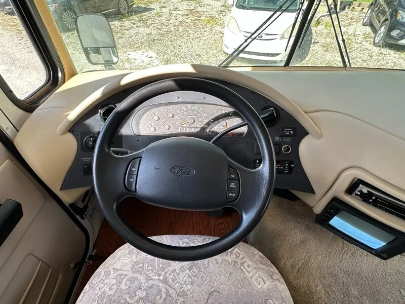 2001 Ford F-550 - Photo 13