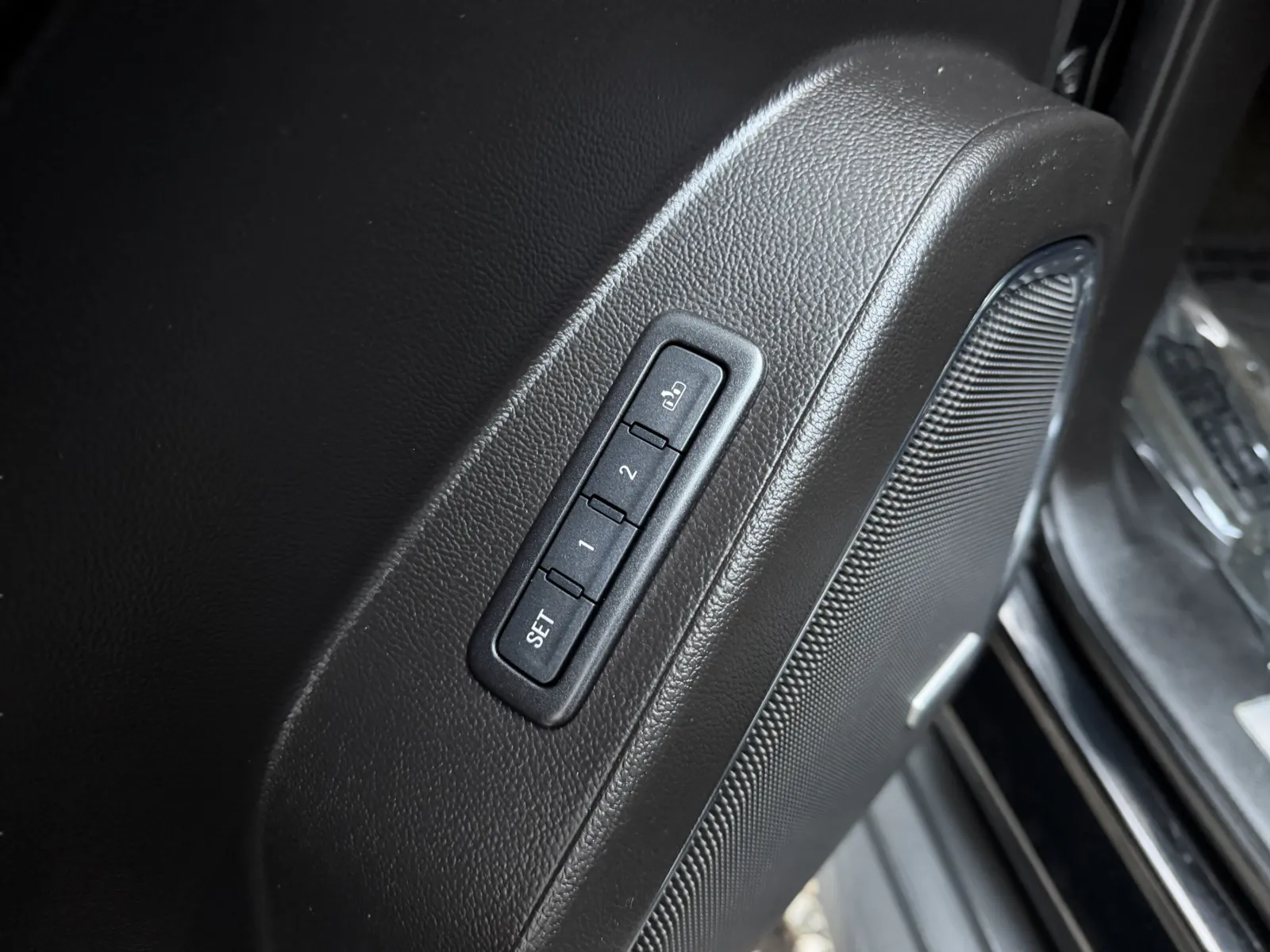 2016 Chevrolet Suburban LT - Photo 22