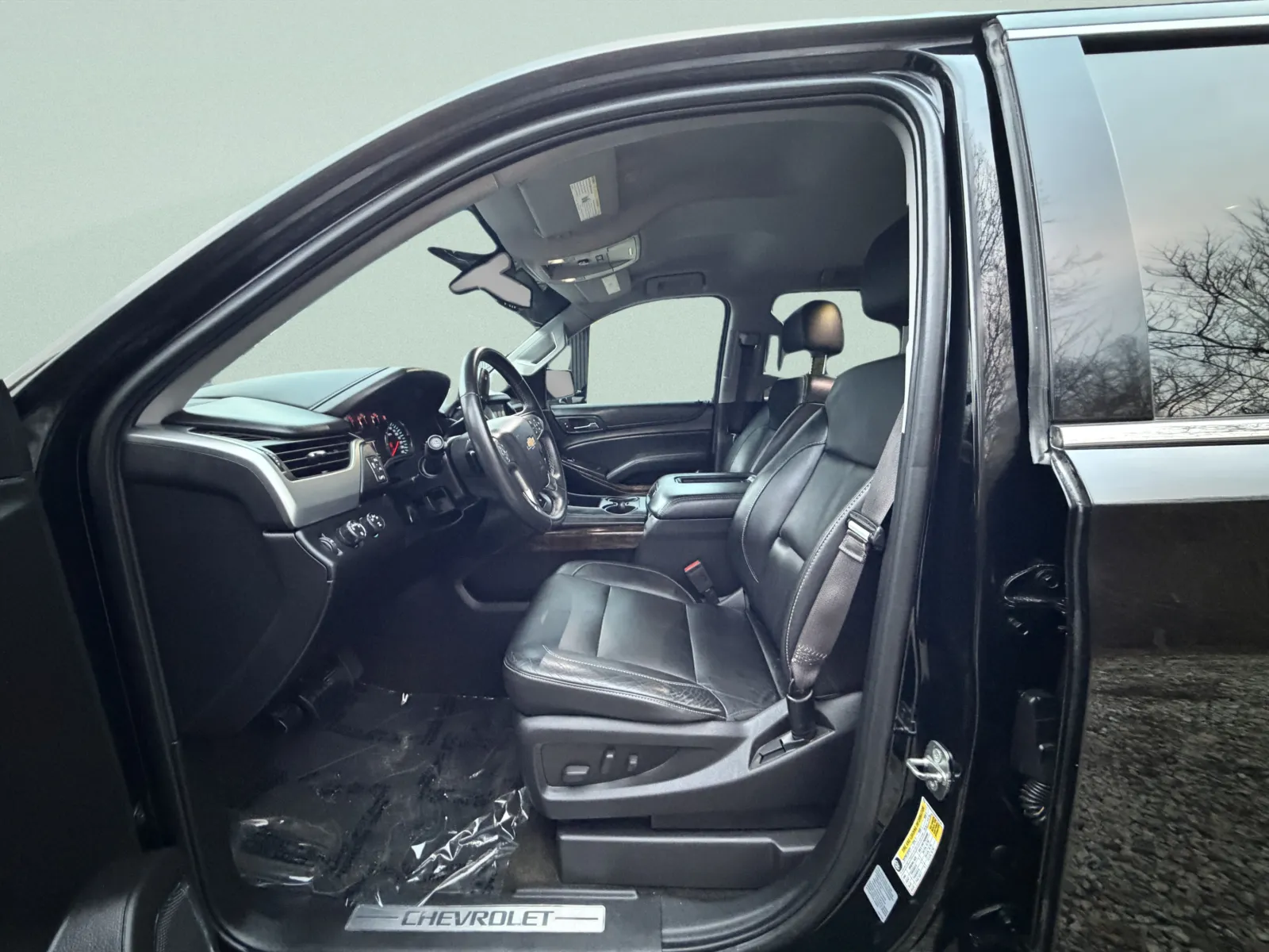 2016 Chevrolet Suburban LT - Photo 23