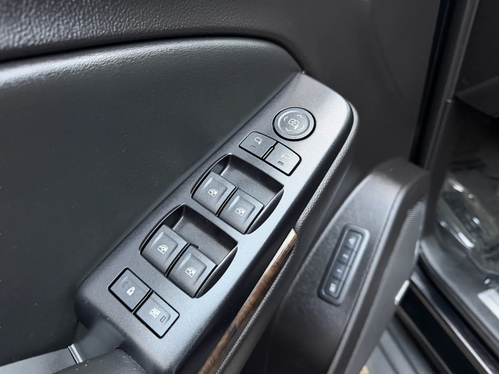 2016 Chevrolet Suburban LT - Photo 20