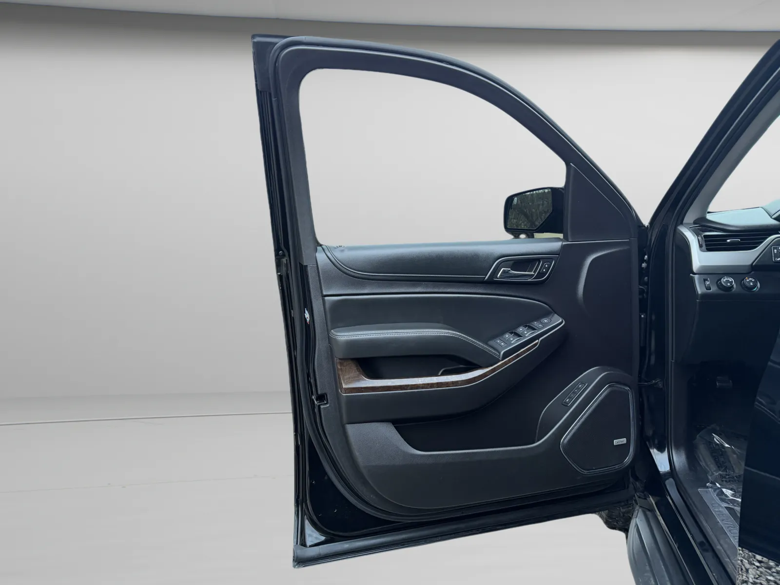 2016 Chevrolet Suburban LT - Photo 19