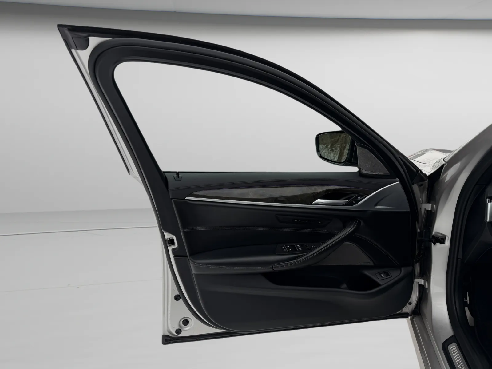 2019 BMW 5 Series M550i - Photo 19
