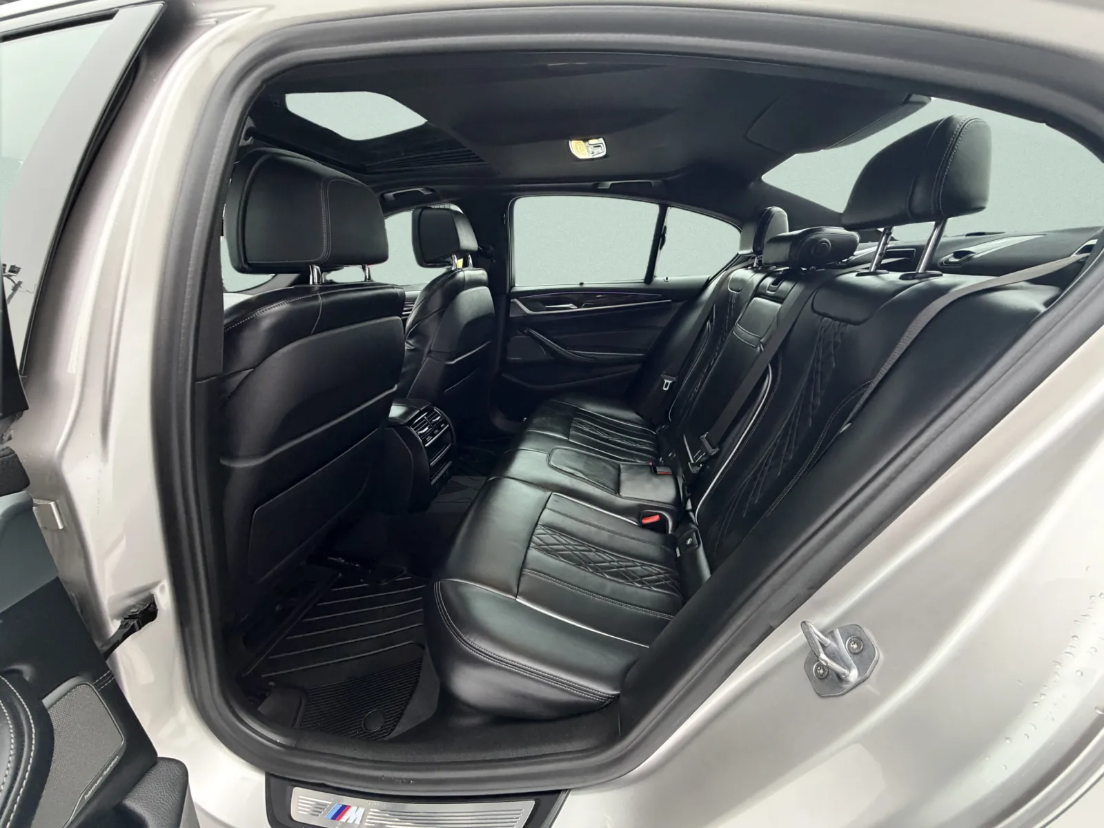2019 BMW 5 Series M550i - Photo 41