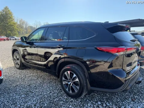 More photos of 2021 Toyota Highlander XLE at Zim's Auto Sales, IN