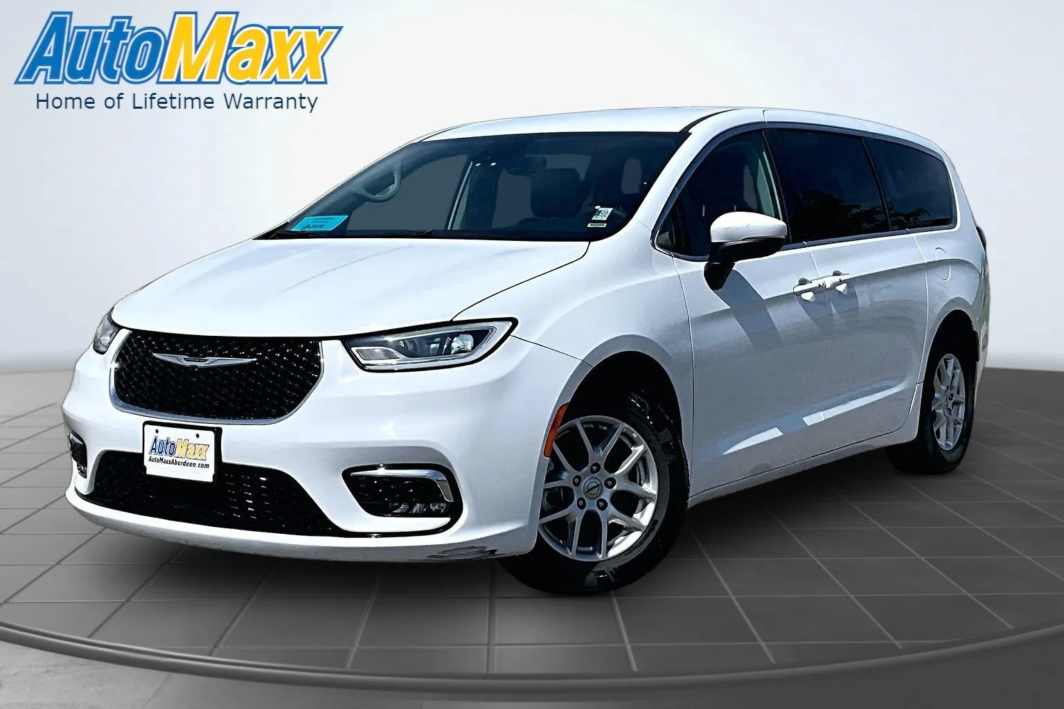 2023 Chrysler Pacifica Touring L's photo