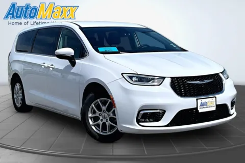 Another view of 2023 Chrysler Pacifica Touring L for sale in Aberdeen, SD at AutoMaxx of Aberdeen