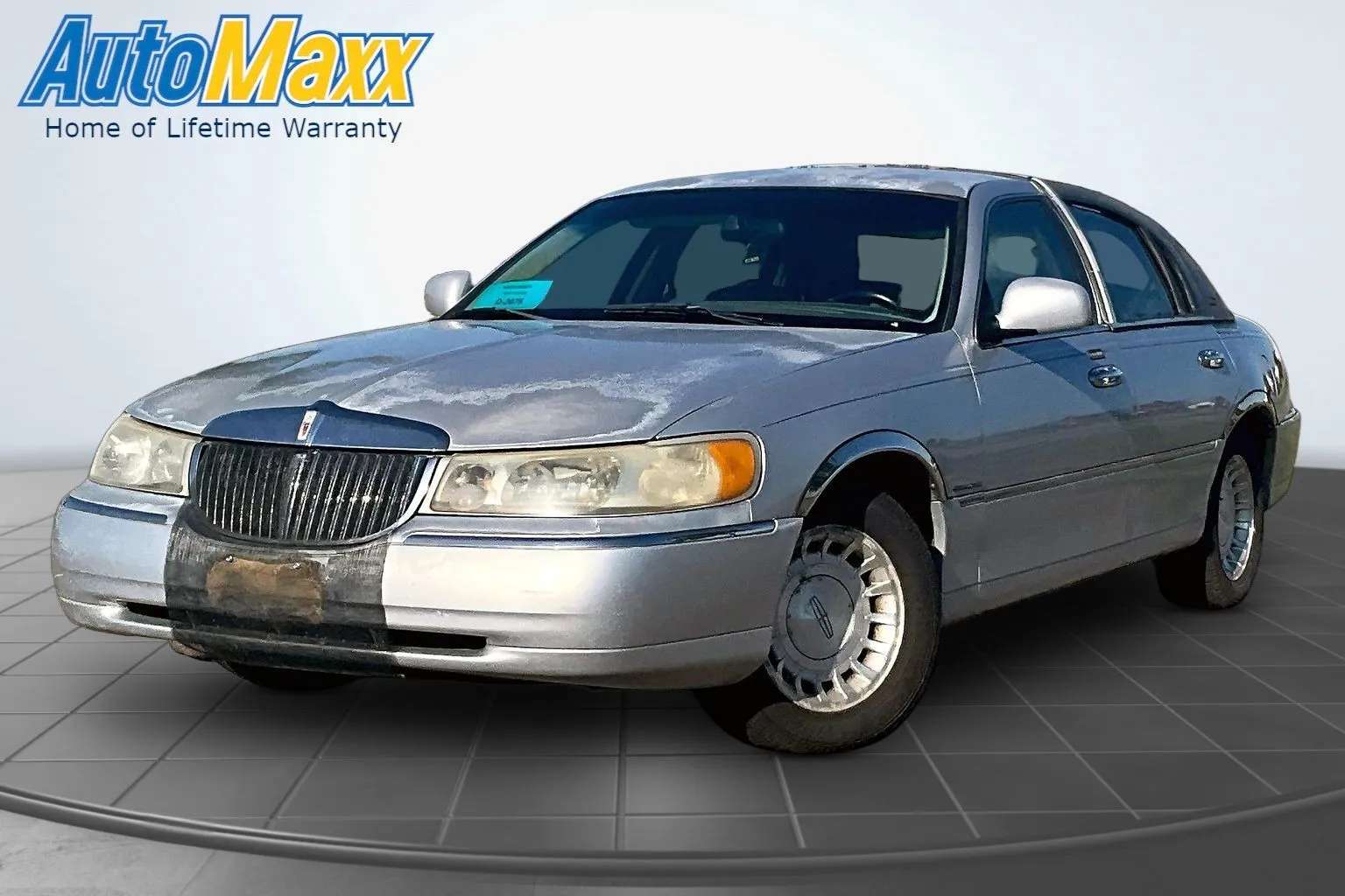 Silver 2000 Lincoln Town Car Executive for sale in Aberdeen, SD