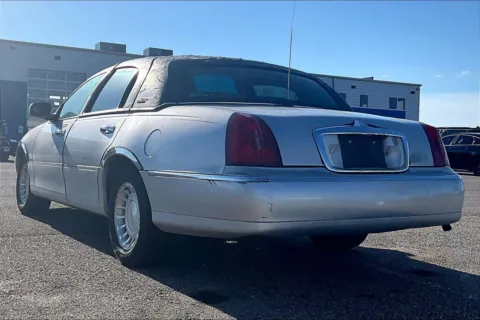 Another view of 2000 Lincoln Town Car Executive for sale in Aberdeen, SD at AutoMaxx of Aberdeen