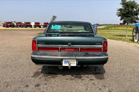 More photos of 1996 Lincoln Town Car Signature at AutoMaxx of Aberdeen, SD