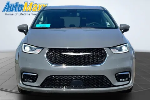 Photos of 2023 Chrysler Pacifica Touring L for sale in Aberdeen, SD at AutoMaxx of Aberdeen