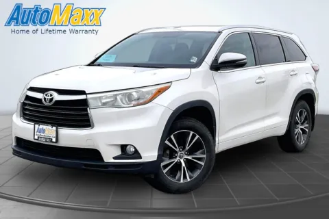 White 2016 Toyota Highlander XLE V6 for sale in Aberdeen, SD