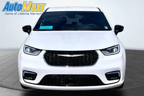 Photos of 2025 Chrysler Pacifica Select for sale in Aberdeen, SD at AutoMaxx of Aberdeen