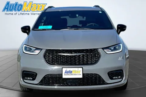 Photos of 2025 Chrysler Pacifica Limited for sale in Aberdeen, SD at AutoMaxx of Aberdeen