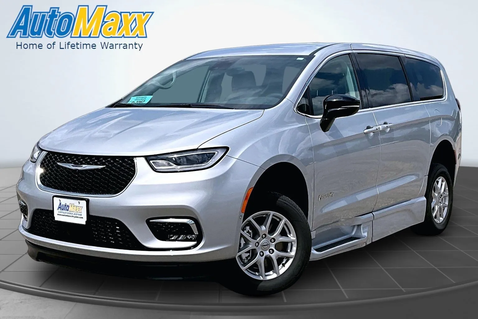 2024 Chrysler Pacifica Touring L's photo
