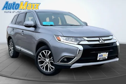 More photos of 2017 Mitsubishi Outlander SE at AutoMaxx of Lemmon, SD