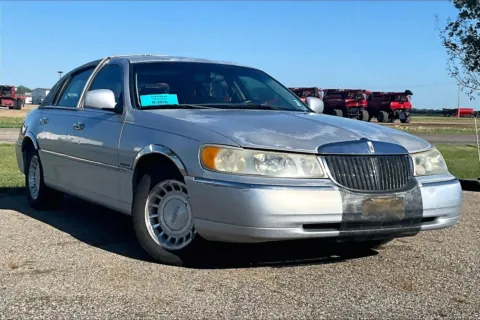 Photos of 2000 Lincoln Town Car Executive for sale in Lemmon, SD at AutoMaxx of Lemmon