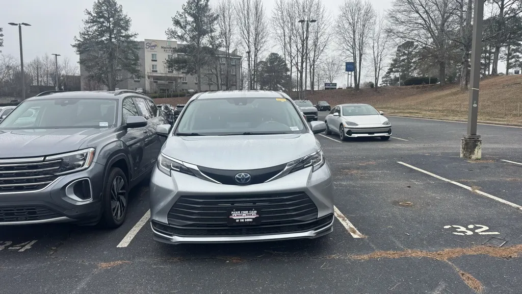 2021 Toyota Sienna LE for sale in Newnan, GA