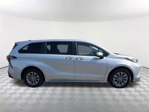More photos of 2021 Toyota Sienna LE at Southtowne Hyundai of Newnan, GA
