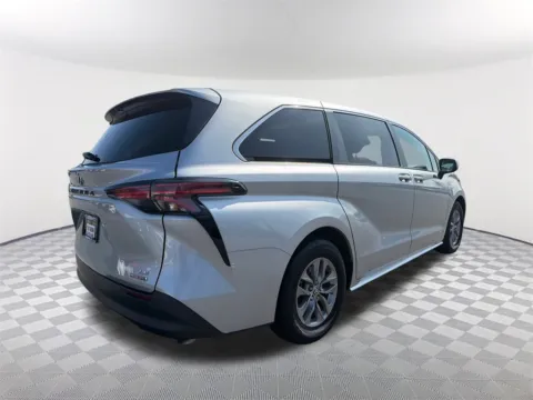 More photos of 2021 Toyota Sienna LE at Southtowne Hyundai of Newnan, GA