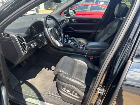 More photos of 2020 Porsche Cayenne at Southtowne Hyundai of Newnan, GA
