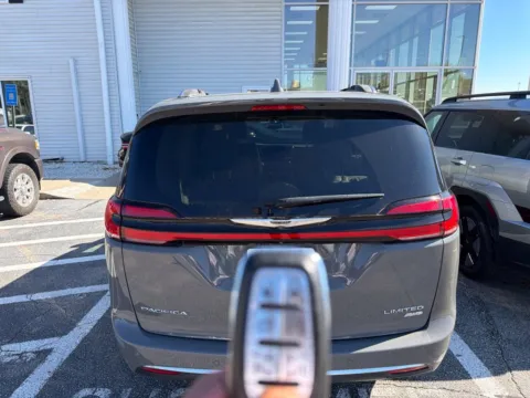 More photos of 2021 Chrysler Pacifica Limited at Southtowne Hyundai of Newnan, GA