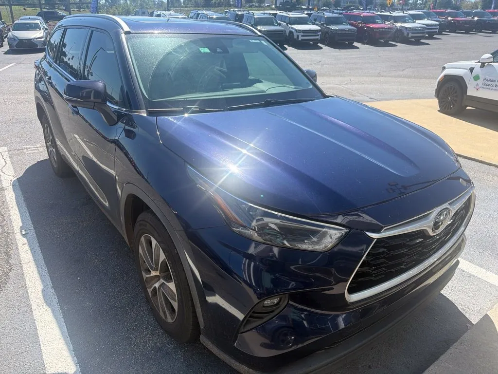 Blue 2022 Toyota Highlander XLE for sale in Newnan, GA