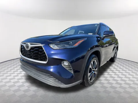 Blue 2022 Toyota Highlander XLE for sale in Newnan, GA