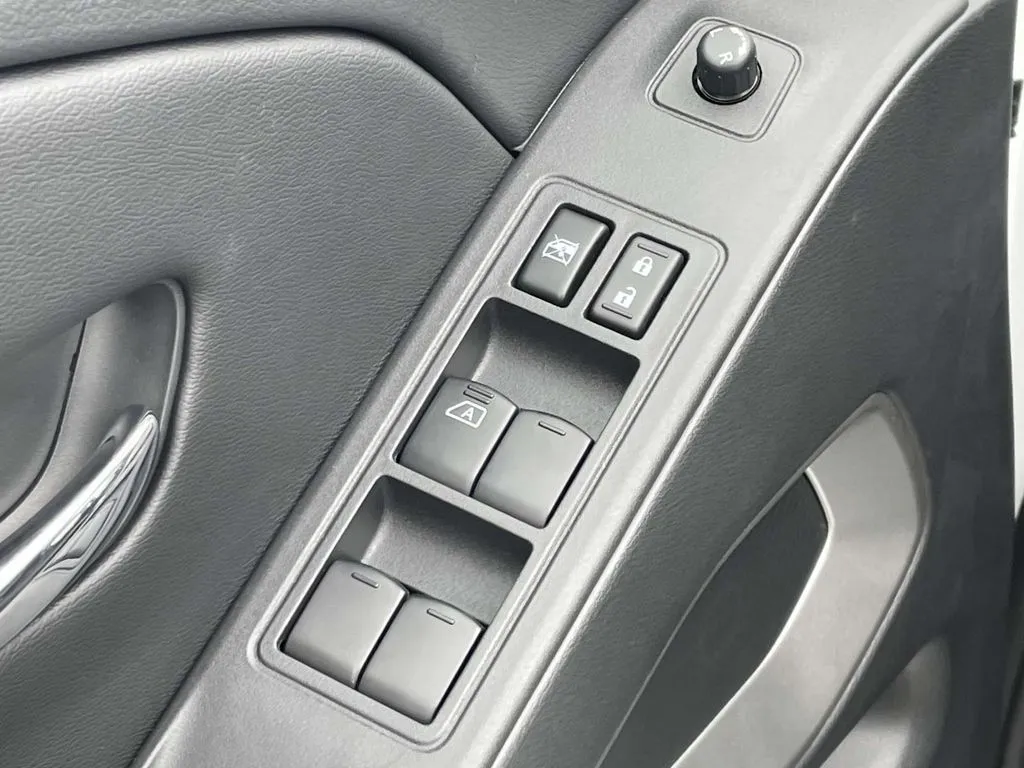 2025 Nissan Frontier SV - Photo 14
