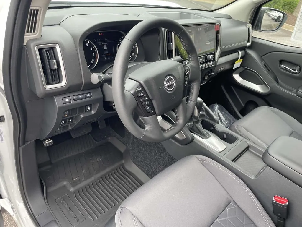 2025 Nissan Frontier SV - Photo 16