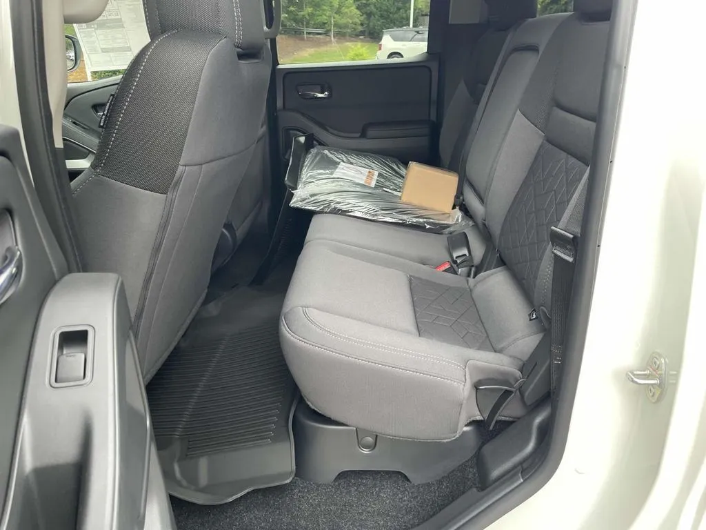 2025 Nissan Frontier SV - Photo 9