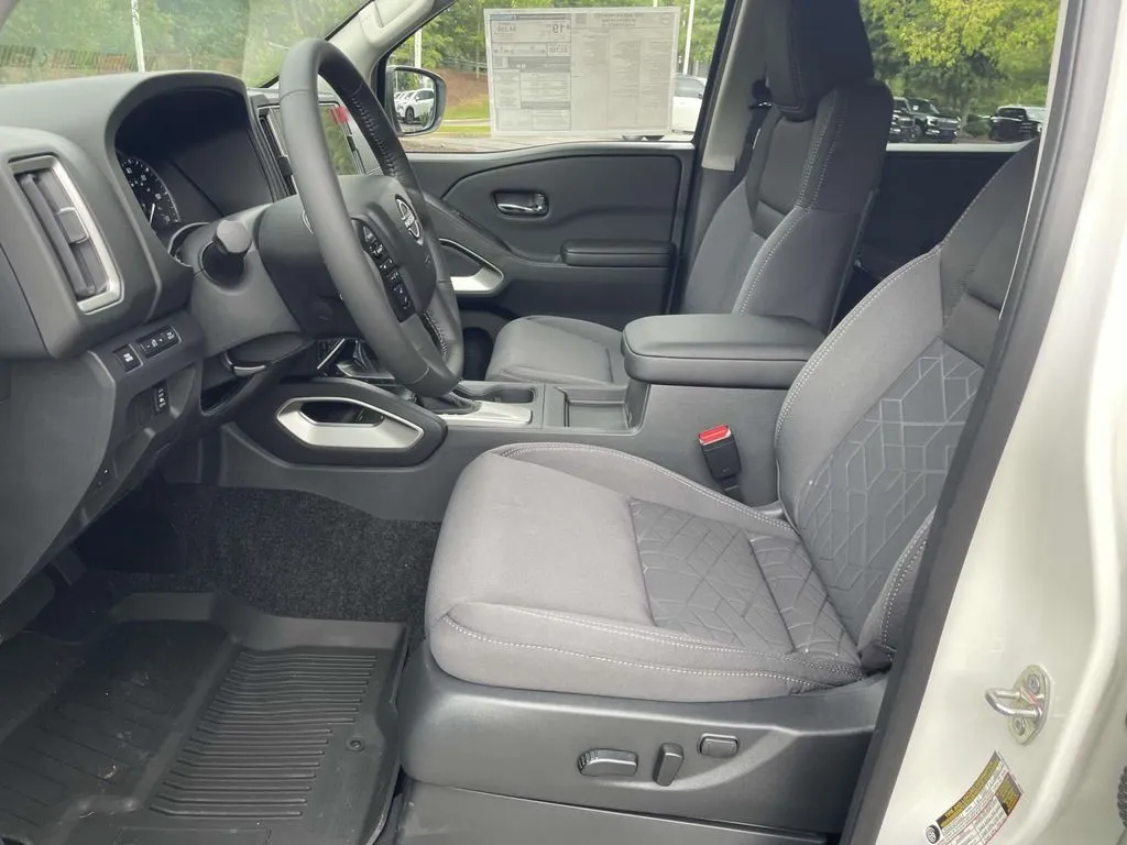 2025 Nissan Frontier SV - Photo 17