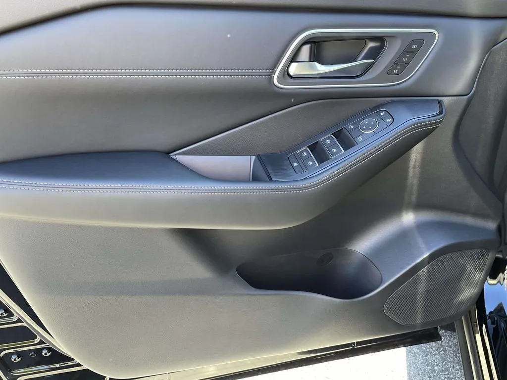 2026 Nissan Rogue Platinum - Photo 14