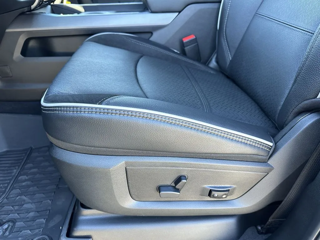 2026 RAM 3500 Laramie - Photo 23