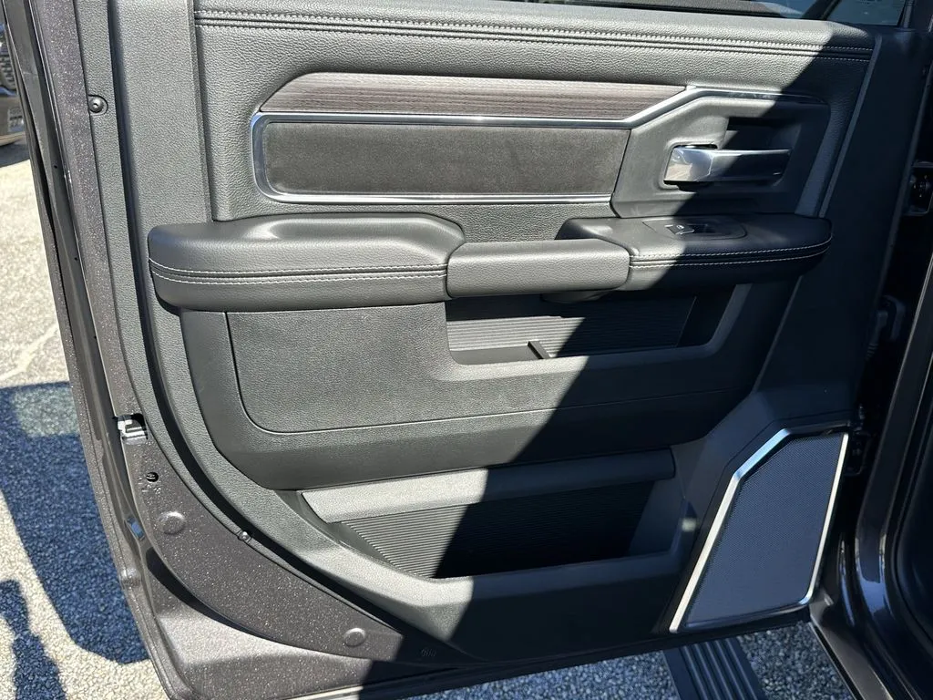 2026 RAM 3500 Laramie - Photo 20