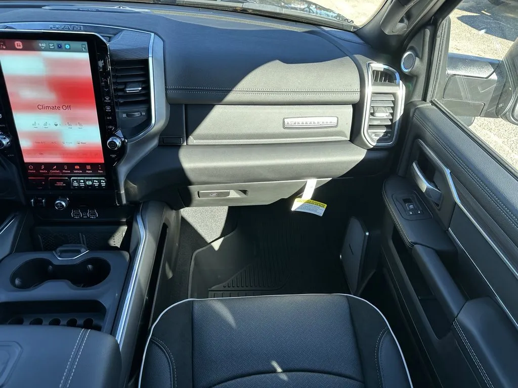 2026 RAM 3500 Laramie - Photo 17