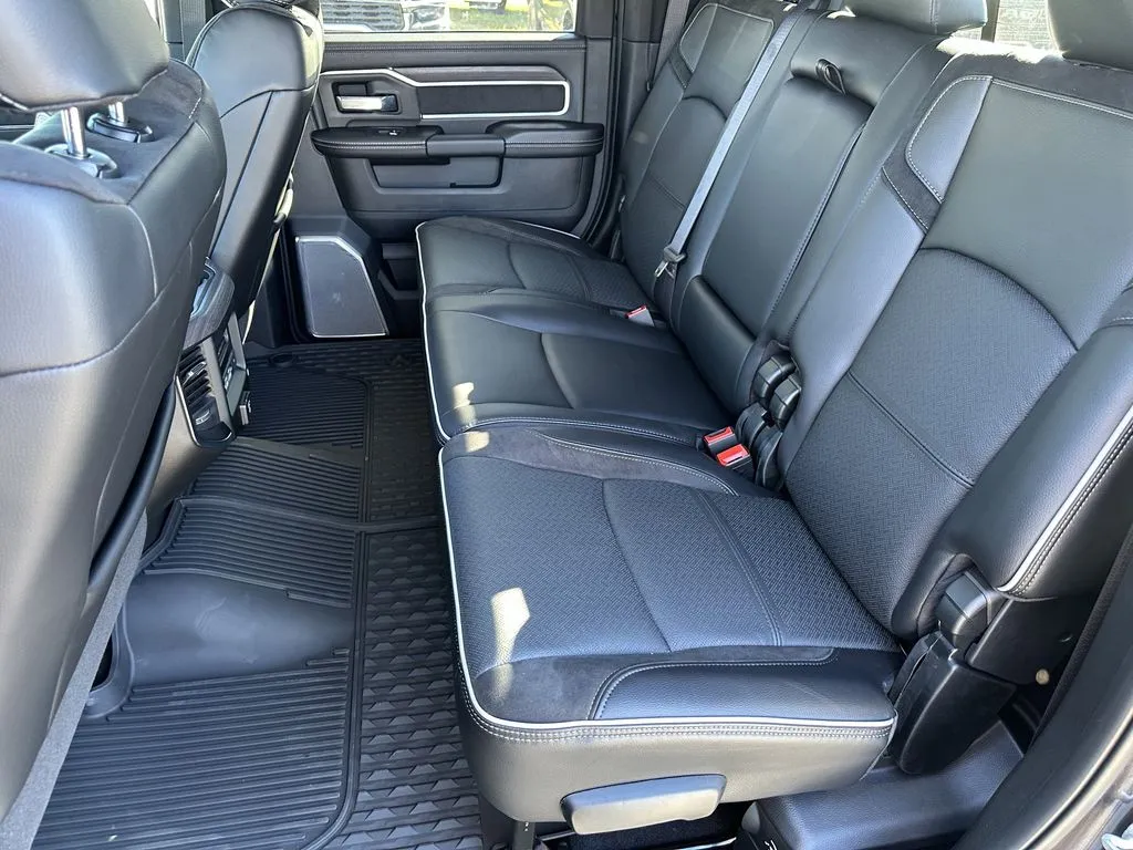 2026 RAM 3500 Laramie - Photo 19