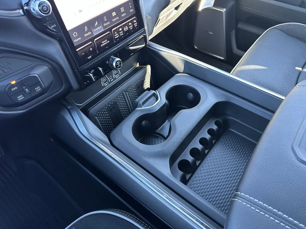 2026 RAM 3500 Laramie - Photo 33