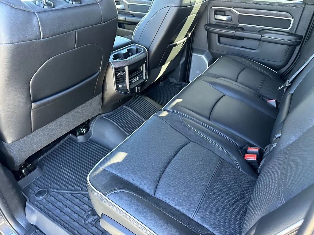 2026 RAM 3500 Laramie - Photo 18