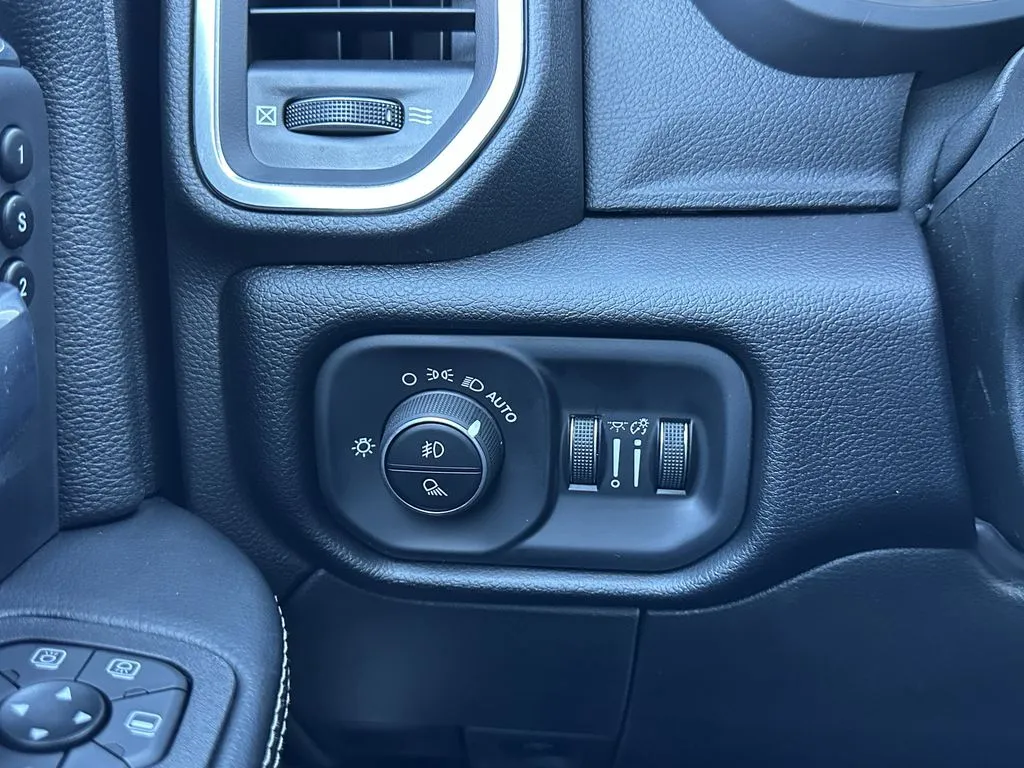 2026 RAM 3500 Laramie - Photo 26