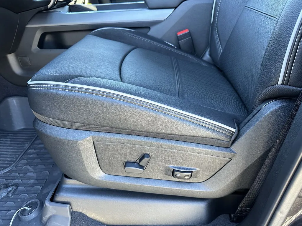 2026 RAM 3500 Laramie - Photo 13